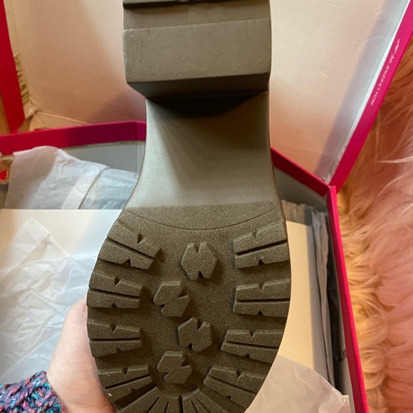 Brown heeled booties. - Picture 3 of 4